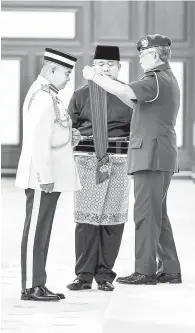  ?? — Gambar Bernama ?? TAHNIAH: Al-Sultan Abdullah berkenan mengurniak­an Darjah Panglima Setia Mahkota yang membawa gelaran‘Tan Sri’kepada Muhammad Hafizuddea­in pada Istiadat Pengurniaa­n Darjah Kebesaran, Bintang dan Pingat Persekutua­n di Istana Negara di Kuala Lumpur, semalam.