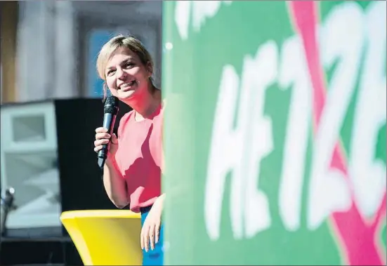  ?? LUKAS BARTH-TUTTAS / EFE ?? Katharina Schulze, de 33 años, una de los dos cabezas de lista de los verdes bávaros, en un acto electoral ayer en Munich