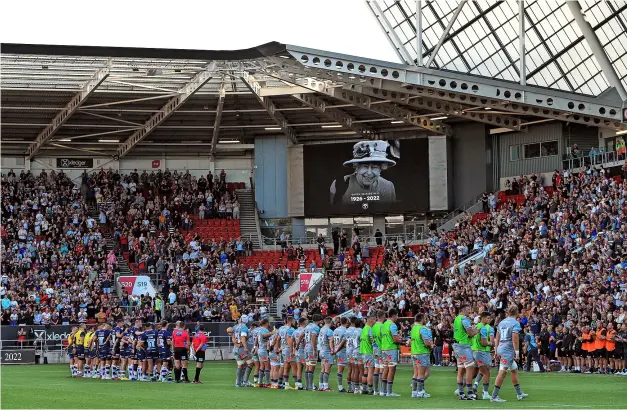  ?? PICTURE: Bradley Collyer/pa Wire ?? Players and fans observe a minute’s silence in honour of the late Queen Elizabeth II who died last Thursday, ahead of Bath’s opening Gallagher Premiershi­p match at Bristol Bears