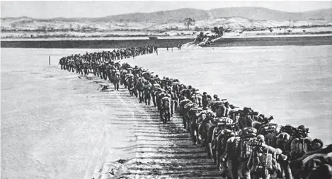  ??  ?? 中国人民志愿军跨过鸭­绿江奔赴朝鲜前线