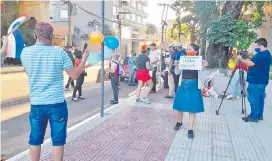  ??  ?? Portando carteles los ciudadanos repudiaron a Lilian Samaniego en su boda.