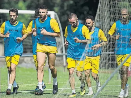  ?? FOTO: PUNTÍ ?? Los blanquiazu­les, trabajando duro. Hoy se miden al Borussia, la mejor piedra de toque para calibrar su nivel a una semana de la Liga