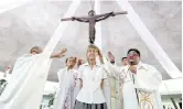  ?? ALVIN KASIBAN ?? NAWA’Y PAGPALAIN KA NG MAYKAPAL Binasbasan ni Fr. Robert Reyes at ng iba pang mga pari ng Diocese of Cubao ang Australian missionary nun na si Sister Patricia Fox, sa misa para sa madre sa Parish of the Holy Sacrifice sa UP Diliman sa Quezon City...