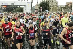  ??  ?? Partecipaz­ione Un’immagine della Maratona di Roma dell’anno scorso