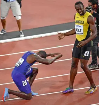  ??  ?? Највећи и кад је трећи: Златни Џастин Гетлин клања се Болту, који је у финалу трке на 100 метара освојио бронзу