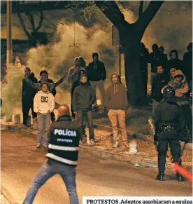  ??  ?? PROTESTOS. Adeptos assobiaram a equipa