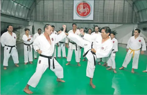  ??  ?? A la izquierda, demostraci­ón de los senseis Fernando Quijano Pereira y Manuel Carrillo Sáenz, durante una clase en el Dojo Central ISKF Sureste de México, en Montecrist­o, donde se realizará la Copa Okazaki mañana