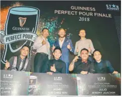  ?? AMIRUL SYAFIQ MOHD DIN/THESUN ?? (back row, from left) Woon, Guinness marketing director Jiri Rakosnik, and finance director Szilard Voros with the four winners.
(below) Last year’s winner Ong showing how to do the perfect pour.