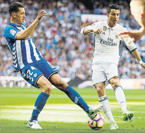  ?? FOTO: J. A. SIRVENT ?? De nota El Alavés realizó una gran temporada en el curso 2016-17 e incluso logró una plaza en la final de Copa