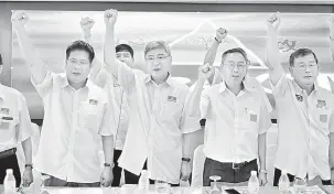  ?? — Gambar Bernama ?? ‘Satu Hati !: Mah Siew Keong (dua, kiri) melaungkan ‘Satu Hati’ bersama barisan kepimpinan dan para Perwakilan ketika hadir merasmikan Persidanga­n Perwakilan Parti Gerakan Perak 2017 semalam.