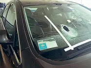  ??  ?? Il vetro rotto A bordo della vettura colpita dal sasso c’era Nilde Caldarini, morta di infarto