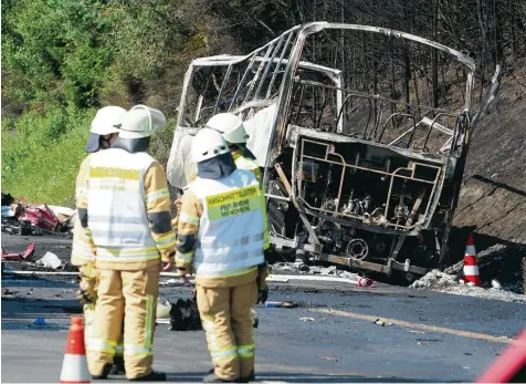  ?? Foto: Nicolas Armer, dpa ?? Ein Bild des Schreckens: Der Reisebus, der auf dem Weg nach Italien war, brannte komplett aus. 18 Menschen starben.