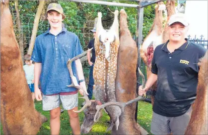  ??  ?? LINCOLN and Marshall Eastwood with the trophy deer.