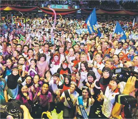  ??  ?? Abang Johari (centre), flanked by Wong (right) and Abdul Karim, pose with youths during the event. Juma’ani is in front of the chief minister.