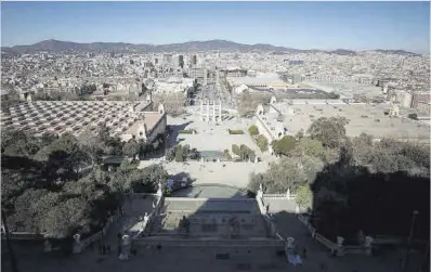 ?? Ferran Nadeu ?? Panorámica de la avenida de la Reina Maria Cristina y de los edificios de la Fira de Barcelona.