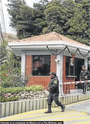  ??  ?? Entrada en la embajada de México en La Paz (Bolivia), ayer.