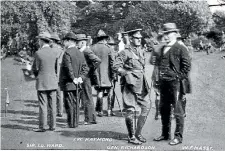  ?? SUPPLIED ?? Prime Minister Bill Massey, right, with a group including Irven Raymond (third left) the second chairman of the New Zealand War Contingent Associatio­n.