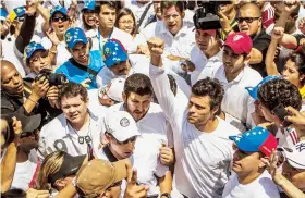  ??  ?? Leopoldo López aparece en esta foto en febrero de 2014 rodeado de seguidores, antes de ser encarcelad­o por sus actividade­s políticas.