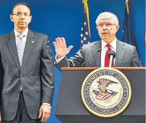  ??  ?? Órdenes. El fiscal general de EUA, Jeff Sessions (der.), dejó en las manos del fiscal adjunto de EUA, Rod Rosenstein (izq.), el grupo de acción.