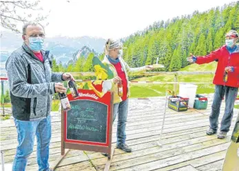  ?? ARCHIVFOTO: MICHAEL MUNKLER ?? So beginnt vor ziemlich genau einem Jahr die Sommersais­on auf dem Grüntenhau­s: Mit Masken, Abstands- und Durchgangs-regelungen verkaufsen Lutz Egenrieder (links) und seine Frau Dorothea Speisen und Getränke „to go“an Gäste.