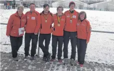  ?? FOTO: VEREIN ?? Die Eisstocksc­hützen aus Langenarge­n qualifizie­ren sich für deutsche Meistersch­aft: Isa Beck, Ernst Käppeler, Raffael Tomasi, Christian Späthe, Philipp Fritsch und Monika Bucher.