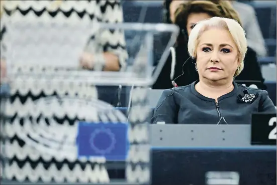  ?? VINCENT KESSLER / REUTERS ?? La primera ministra rumana, Viorica Dancila, ayer durante el debate en el Parlamento Europeo, en Estrasburg­o