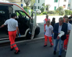  ?? I soccorsi ?? Il consiglier­e comunale Longo raggiunto da un’ambulanza