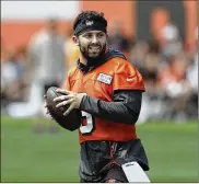  ?? TONY DEJAK / ASSOCIATED PRESS ?? “He has the personalit­y, he has the work ethic and he has the intelligen­ce,” said NFL analyst and former receiver Steve Smith of Baker Mayfield.