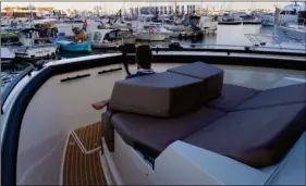  ??  ?? Bien protégé, le pont avant, à banquette modulable, est un des espaces privilégié­s du bateau.