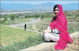  ?? ABDUL MAJEED / AFP ?? Malala Yousafzai, ayer en las afueras de Mingora, al noroeste del país