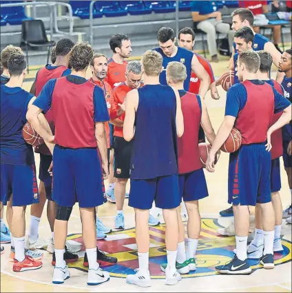  ?? FOTO: FC BARCELONA ?? Los jugadores del Barça, durante un entrenamie­nto, escuchando las instruccio­nes de Sito Alonso