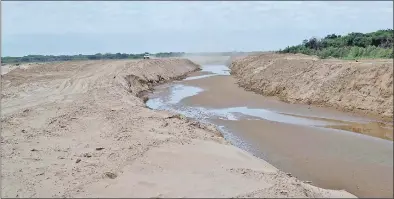  ??  ?? En 15 días más se calcula que ya correrá agua por el canal paraguayo, actualment­e cerrado en la zona de la embocadura. Los chaqueños piden que se hagan trabajos preventivo­s aguas arriba.