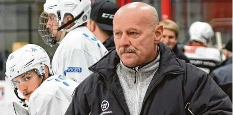  ?? Foto: Ernst Mayer ?? Sorgenvoll schaut Stanislav Hlozek drein. Zum Auftakt seiner zweiten Amtszeit in Burgau kassierten die Eisbären eine deutliche Heimnieder­lage.