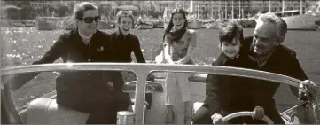  ??  ?? En , à bord du Riva Tritone commandé en , la princesse Grace et le prince Rainier avec, de gauche à droite, leurs trois enfants, Albert, Caroline et Stéphanie.