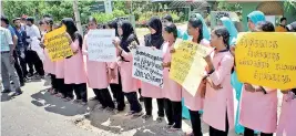  ??  ?? In a counter protest, students of Thandikula­m Agricultur­e College also hold a protest. Pix by K. Thayalan