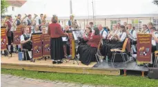  ?? FOTO: WERNER EISELE ?? Die Musikkapel­le Feldhausen-Harthausen spielt am Samstagabe­nd beim Neufraer Pfarrfest auf.