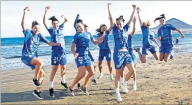  ??  ?? SOL Y MAR. Las chicas del Granadilla aprovechan la cercanía de la playa para ejercitars­e a orillas del mar.