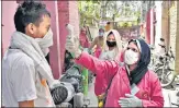  ?? SANCHIT KHANNA/HT PHOTO ?? Anganwadi workers conduct a health survey in Jahangirpu­ri in New Delhi on April 10.