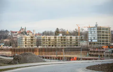  ?? Foto: Julian Leitenstor­fer ?? Die Baustelle des neuen Stadtviert­els „Urbanes Leben am Papierbach“in Landsberg vom Kreisverke­hr in der Spöttinger Straße aus gesehen. Wie der Projektlei­ter Benjamin Johansson sagt, sind die Arbeiten im Zeitplan.