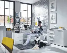  ?? FOTO: RAUCH MÖBELWERK/DPA ?? Eine ergonomisc­he Gestaltung ist wichtig im Homeoffice. Es gibt viele kleine Tipps, wie man den Rücken schonen kann.