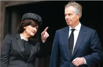  ?? FOTOS: JUAN OBREGÓN (DESDE PUNTA DEL ESTE). ?? ESPOSA
INCONDICIO­NAL Cherie Blair, esposa del ex primer ministro británico, rechazó públicamen­te los rumores de infidelida­d de su esposo con la ex mujer de Murdoch.