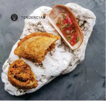  ??  ?? Crab patties, tradiciona­les empanadas de la cocina raizal del archipiéla­go de San Andrés y Providenci­a.