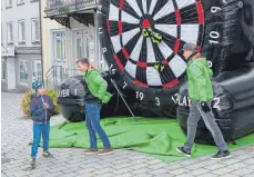  ??  ?? Vor allem die Jüngeren haben Spaß bei diesem besonderen Dartspiel.