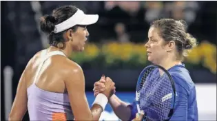  ??  ?? Garbiñe Muguruza saluda a la belga Kim Clijsters ayer en Dubái.