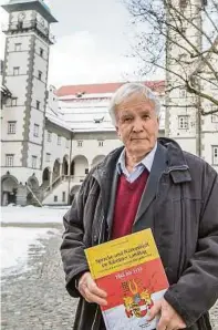  ?? TRAUSSNIG ?? Spätberufe­ner Historiker und Privatgele­hrter: Johann Steinwende­r mit seinem Buch