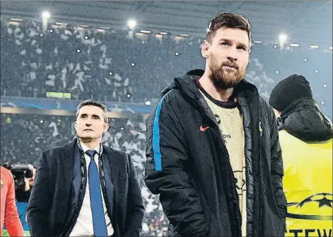  ?? ALESSANDRO DI MARCO / EFE ?? Lionel Messi dirigiéndo­se al banquillo seguido de Ernesto Valverde, anoche en Turín