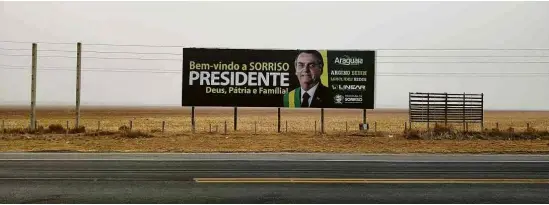  ?? Paula Soprana - 18.set.20/Folhapress ?? Outdoor reverencia Jair Bolsonaro em Sorriso, na BR-163, que teve em 2020 seu asfaltamen­to concluído até o porto de Miritituba (PA)