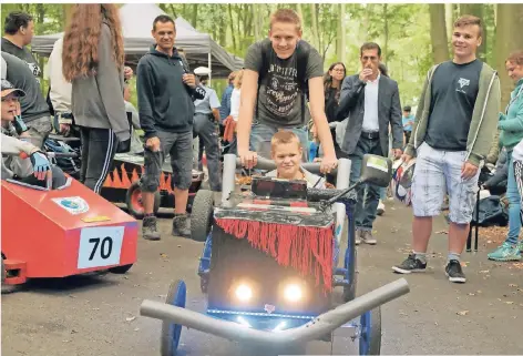  ?? FOTOS: STRÜCKEN (2), STADT KREFELD ?? Mit selbst gebauten Seifenkist­en ging es gut 500 Meter den Hülser Berg hinab.