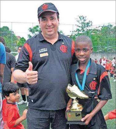  ??  ?? Abrantes, el descubrido­r de Vinicius, posando con el ahora madridista cuando este era niño.