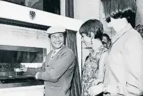  ?? ?? L’actor Reg Varney treu el primer bitllet d’un caixer automàtic el juny del 1967